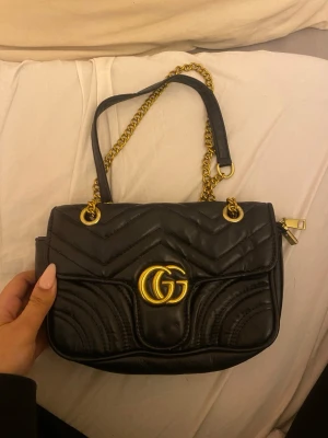 Handväska  - Fin svart hand väska och axelväska 