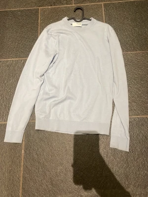 Ljusblå stickad tröja från Morris - Snygg ljusblå stickad tröja från Selected homme med rund halsringning och långa ärmar