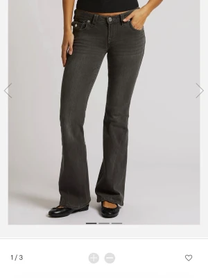 True Religion Jeans Joey - Intressekoll! Jag har ett par nya true religion jeans Joey, som jag knappt har användt då de är för stora samt har jag sytt upp byxorna för långt så de blev några cm för korta för mig som är 157cm lång så jag funderar på att antingen sälja eller om någon vill byta. Skicka ett meddelande om ni är intresserade eller vill se bilder på byxorna☺️