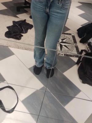 Blå bootcut jeans med hög midja - Snygga blå jeans med hög midja och bootcut. 