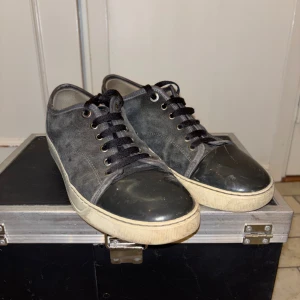 Lanvin uk6 - Hej, säljer nu dessa lanvin cap toe sneakers i mörkgrå. De är i använt skick med tecken på användning. De är i storlek uk 6 men passar ca 41-42. Box medföljer! Skriv vid frågor eller funderingar. Tvättas innan frakt!