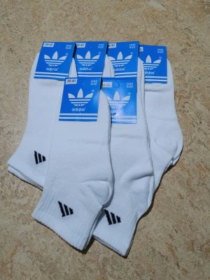 Vita Adidas strumpor  - .Mycket fina strumpor som är jättesköna. Nya med etikett. Prislista följer nedan. Meddela mig vid hur många par ni vill ha.        1 par: 34 kr. 2 par:64 kr. 3 par: 96 kr 4 par: 124 kr  5 par: 150 kr  6 par: 176 kr. 