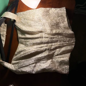 Vintage korsett, justerbar i ryggen - Vintage korsett. Aldrig använd. Mycket bra skick. Uppskattar till storlek M. Justerbar i ryggen.