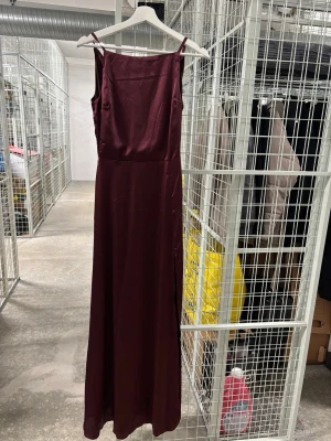 Balklänning  - Jättefin balklänning som aldrig blev använd. Öppen rygg och slits på sidan.