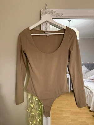 Urringad body - Riktigt snygg body med urringning. Den är figursydd och formar kroppen perfekt! Använd en gång💕💕