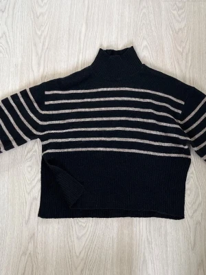 Polotröja stickad randig Gina Tricot  - Beige svart randig