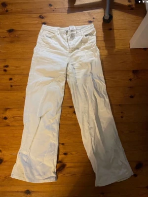 Vita jeans  med rak passform - Snygga vita jeans  med normal passform och raka ben. Byxorna har klassisk midja, knapp och dragkedja framtill samt fickor på sidorna. Perfekta för en avslappnad och stilren look.