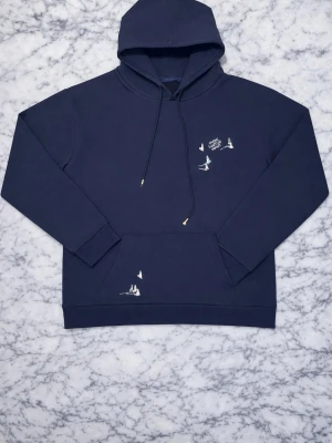 Louis Vuitton Embroidered Signature Hoodie - Skit snygg hoodie från Louis Vuitton.                                                     Bra skick men en skada på snöret| syns på sista bilden|  Kontakta mig innan köp!                                                                   Storlek: L |True to size|.                                                                                      Rabbat om man följer 