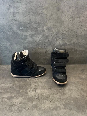 Isabel Marants  - Säljer min väns isabel marants då dem inte passade. Svart färg och helt oanvända! Mer frågor privat🙌