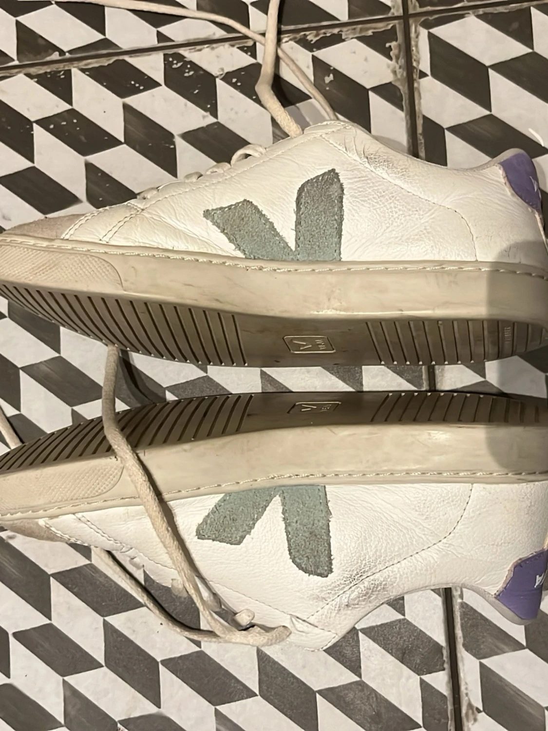 Vita Veja sneakers med grå detalj - 2