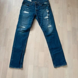 Hollister jeans  - Ett par ruggigt schyssta hollister jeans med sköna slitningar. Byxorna är i grymt skick, ingen defekt alls, 9/10. Bara höra av er vid funderingar samt pris. 