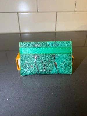 Korthållare  - Jätte exklusiv korthållare, helt ny och oanvänd, allt som visas i bilden medföljer, skickas inom 24 timmar, har även andra färger och modeller i min profil