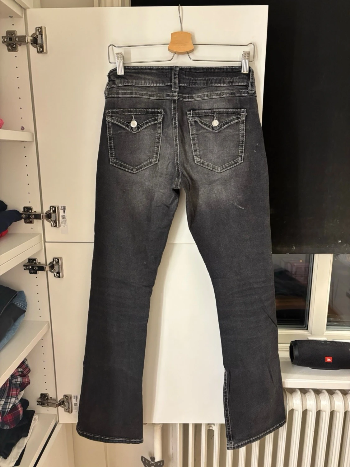 Svarta bootcut jeans med slitningar - 3