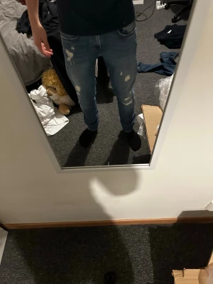 Replay Anbass Slim Fit Jeans Blå 30/32 - Säljer ett par Replay Anbass slim fit jeans i klassisk blå tvätt. Jeansen har slitna detaljer och raka ben, tillverkade i hållbar bomull. Snygg passform med fem fickor och Replay-lapp bak i midjan. Perfekta för dig som gillar en modern och avslappnad look.