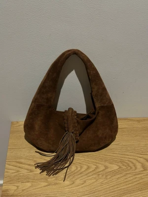 Zara Väska - Zara väska i mocka, i nyskick/mycket bra skick. 