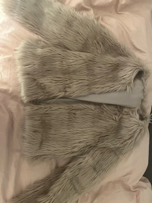  pälsjacka - Snygg pälsjacka med långhårig fuskpäls🪩🌺