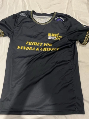 Black Army Stockholm supportertröja - Svart supportertröja från Black Army Stockholm med gula tryck och detaljer. PRIS GÅR ATT DISKUTERA 