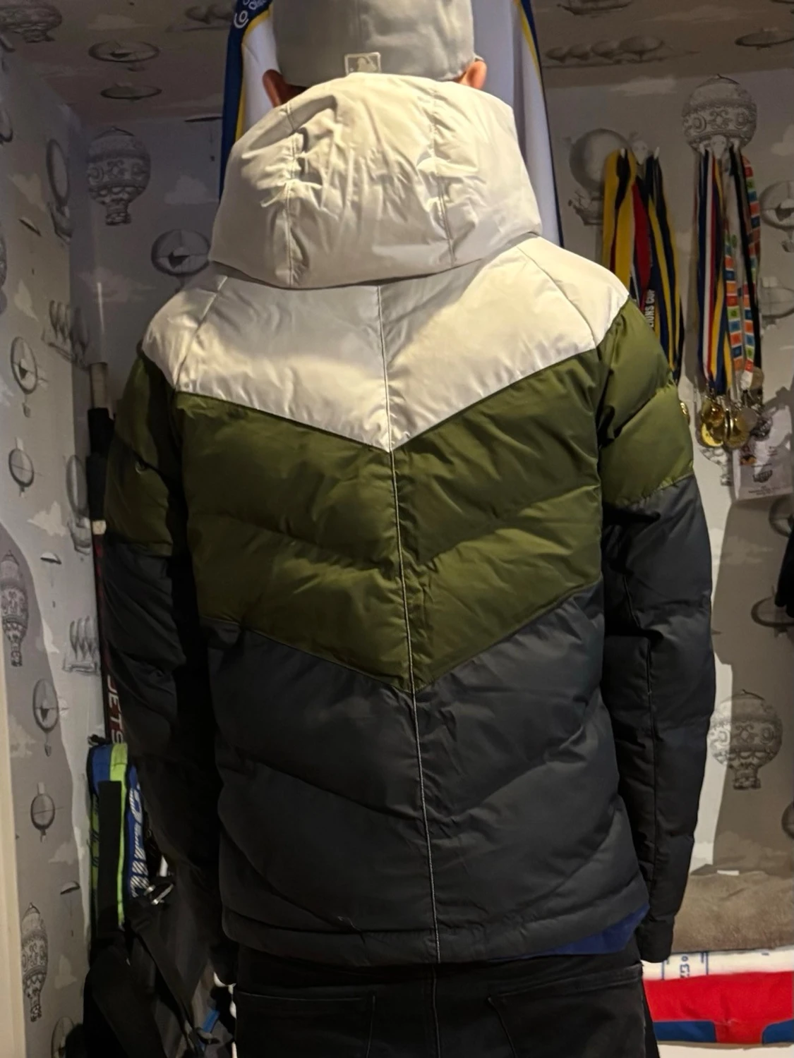 Nike pufferjacka i vitt, grönt och svart - 2