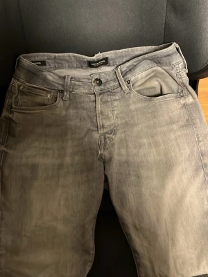 Grå jack&jones jeans - Använda ett par gånger men inget speciellt tydligt tecken på användning. Storlek 30/32. Slim/Glenn