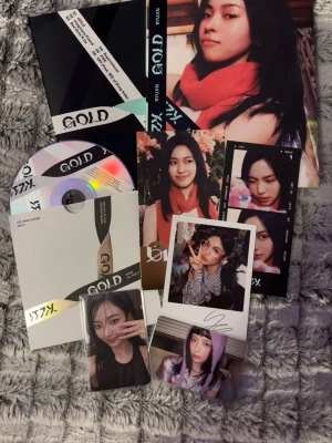K-pop album Itzy & Aespa - Säljer 4 kpop album! 2 Itzy och 2 Aespa  Allt är i fint skick! De inclusions som följer med finns på bilden, säljer endast i Sverige och tar endast emot Swish som betalning! Så köp inte genom plick tack, utan vi tar betalningen på dm :) Fraktar via PostNord (spårbart)!  Slide 1 (gold ryujin ver) 150 kr + frakt Slide 2 girls will be girls: 150 kr + frakt Slide 3 armageddon: 150 kr + frakt Slide 4 dirty work (två sidor i photobooken fattas) 100 kr + frakt