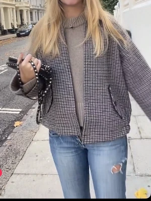 Brun jacka  - Köpt i London från Urban Outfitters. Storlek S. Använd fåtal gånger. Nypris ca 1100kr och slutsåld 