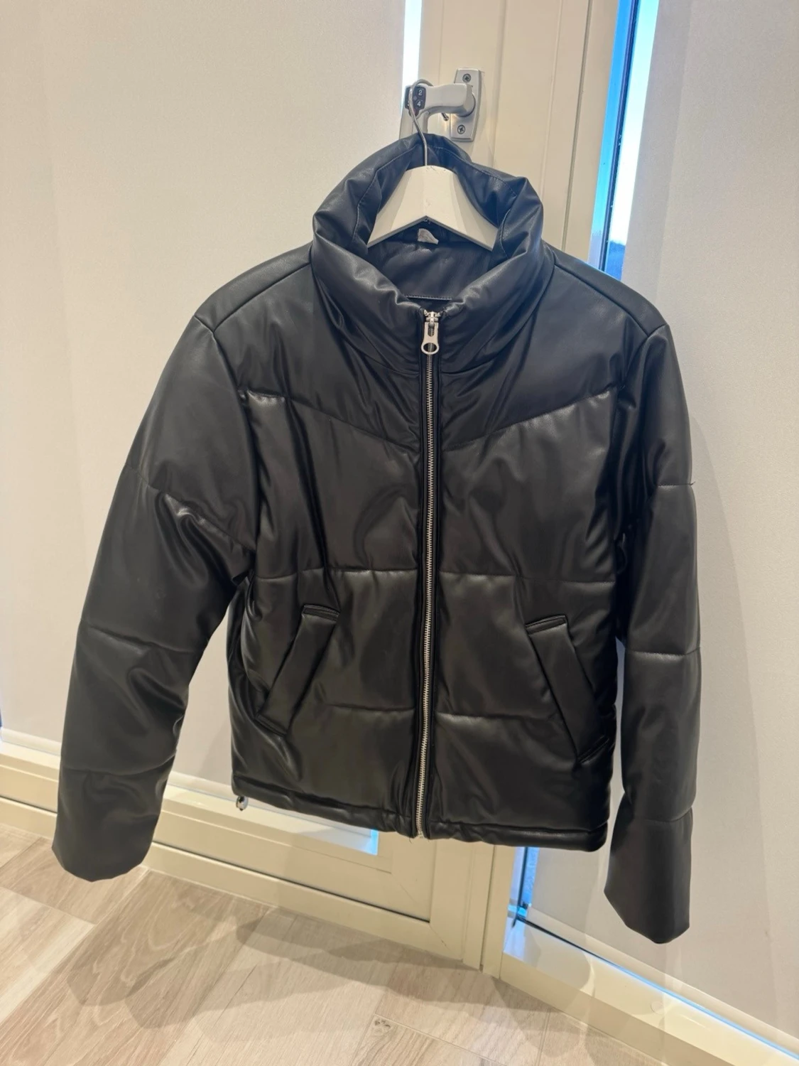 Svart pufferjacka från H&M Divided - 2