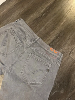 Gråa dondup jeans  - Säljer ett par gråa jeans från dondup med klassisk femficksdesign. Jeansen har smal passform och raka ben, perfekta för en clean och stilren look. Materialet är mjukt och bekvämt bomullstyg. Hör av er för frågor 