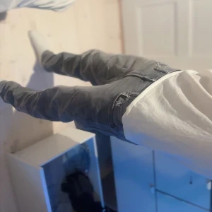 Grå jeans  fit - Säljer ett par grå jeans från jack o Jonas. Jävlikt sköna passar till många stilar. Passar till 164-175cm lång