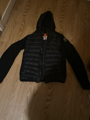 Parajumpers cardigan - Säljer nu min parajumpers den e 100% äkta allt original inget är sönder.