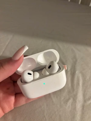 Apple AirPods Pro med laddningsetui - Airpods pro från Apple, Den har även brusreducering perfekt för lyssna musik och samtal☺️
