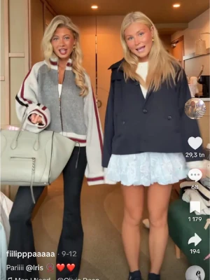 Jaded London Jacka  - Intressekoll på min helt nya jaded London jacka i storlek XS men deras jackor är väldigt oversize så sitter mer som (S/M) 💖💖Aldrig använd men tog bort lappen direkt och kan ej returnera! Köpte för 2 tusen, har kvitto osv  