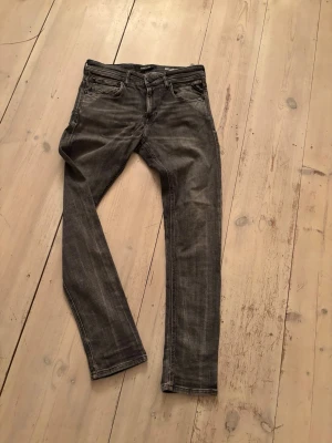 Replay jeans grå, storlek 29 - Säljer ett par gråa Replay jeans. Klassisk femficksmodell med en snygg tvätt. Jeansen är i storlek 29. Priset är inte hugget i sten!