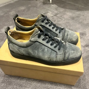 Christian Louboutin - Christian Louboutin ”Fun Louis Junios Flat” sneaker, i färgen ”Rock”. Storlek 44. I bra men använt skick som man kan se på bilderna. Köpta  på Mytheresa för €814 ett tag sedan. Lådan, nya snören, dustbagen och alla autenticitet papper följer med. Det är bara att fråga om det finns några frågor eller funderingar!