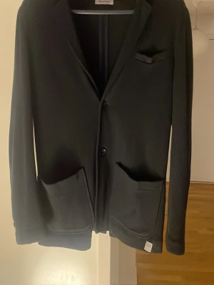 Marinblå kavaj i akryl - Tjo, säljer denna marinblåa kavaj i akryl och wool i storlek M/S. Använd typ 2 gånger! Säljer för att den är för tight runt magen💀. Märket är Matinique, fint/exlusivt märke från Danmark. Kan gå ner i pris vid snabb affär!!