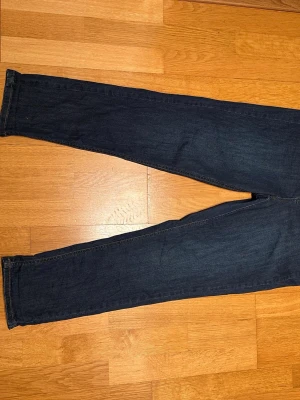 Mörkblå jeans från Hampton Republic - Mörkblå jeans från Hampton Republic i modellen Girlfriend. Klassisk femficksdesign med snygga kontrastsömmar och rak passform. Perfekta för en avslappnad och stilren look.