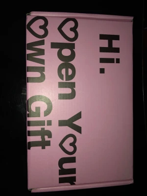 Mixade lösögonfransar i presentbox - Säljer en rosa presentbox med mixade lösögonfransar i olika längder och tjocklekar. Fransarna kommer i separata fack och är perfekta för att skapa en personlig franslook. Boxen har en söt design med hjärtan och text. Materialet är syntetfiber.