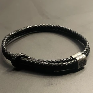 Armband Bottega Veneta - Ställbart svart armband i läder flätat i Bottegas signaturmönster.