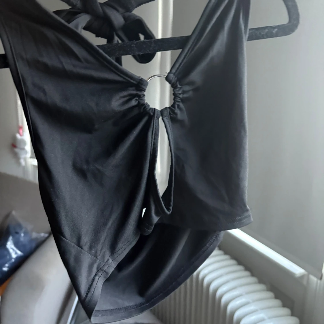 Svart bikini med ring och knyt