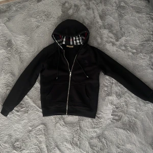 Burberry zip hoodie  - Fler detaljer osv är ett SMS bort, via dm