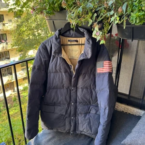 Denim & supply Ralph Lauren Vinterjacka - Extremt snygg vinterjacka perfekt till dig som letar och inte vill betala flera tusen kronor för en! Sitter stort på mig som är 185 (78 kg) rekommenderas till dig som är 190+ och väger lite mer samt lite bredare 