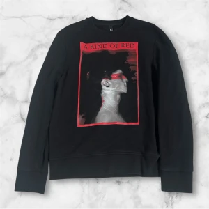 Neil Barrett svart sweatshirt  - Svart sweatshirt från Neil Barrett med stort grafiskt tryck i rött och grått framtill och mindre tryck på ryggen. Nypris 605$. 