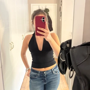 Festtopp med öppen från Gina storlek S - Säljer denna snygga festtoppen från Gina tricot med öppen rygg (se bild 2) Toppen är i nyskick!