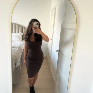 Brun klänning  - Brun klänning från SHEIN i storlek S Aldrig använd!  Jag finns tillgänglig i Skövde, Borås & Värnamo om ni vill skippa frakten🥰🤗