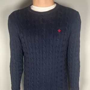 Kabelstickad Morris tröja - Säljer en riktig snygg och trendig kabelstickad Morris tröja i fint skick, storlek M, vid frågor är det bara att skriva //Gramenti