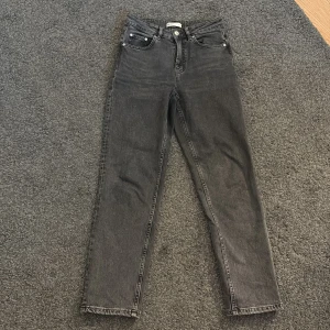 Gråa raka jeans  - Gråa raka jeans. 