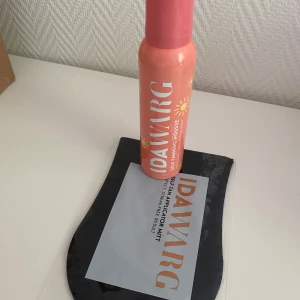 Ida Warg brun utan sol mousse + handske - Oöppnad! Ida Warg Self-Tanning Mousse i limited edition, ofärgad mousse för ansikte och kropp som ger solkysst look på 3 timmar. Kommer med svart self-tan applicator handske för jämn applicering. 