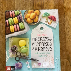 Macarons, Cupcakes, Cakepops och andra söta bakverk - Färgglada och lyxiga bakverk som macarons, cupcakes och cakepops! Perfekt för dig som vill baka trendiga och roliga godsaker. Här finns recept på allt från regnbågsfärgade macarons till eleganta tryffelkakor och whoopie pies. Inspirerande bok för unga som älskar att baka.