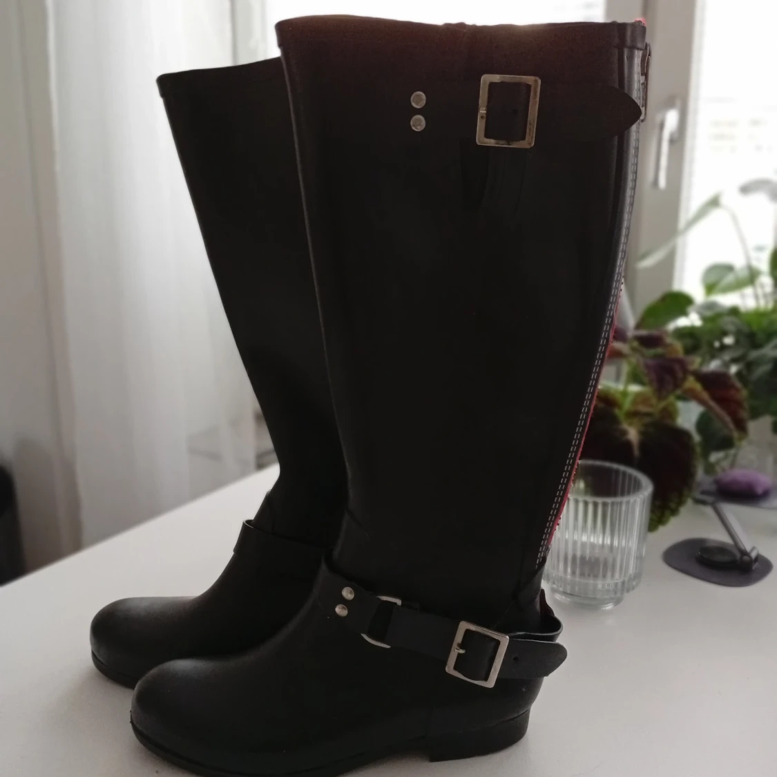 Svarta stövlar med röd dragkedja