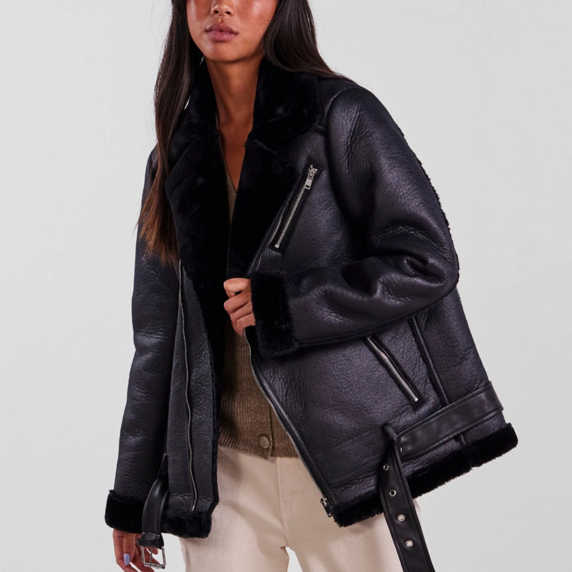 Svart pälsjacka med bälte och dragkedjor - 1