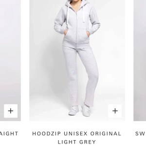 Grå russemerch byxor - Säljer ett par ljusgrå mjukisbyxor med snörning i midjan. Byxorna har en relaxed passform och är tillverkade i mjukt bomullsmaterial, perfekta för chill dagar. Klassisk design med resår i midjan